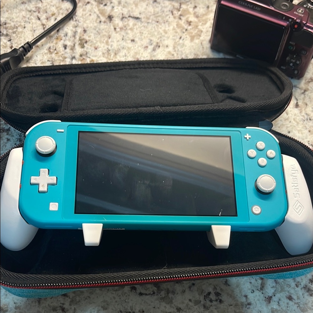 Nintendo Switch Lite Turquoise Console comes with box! Used once !